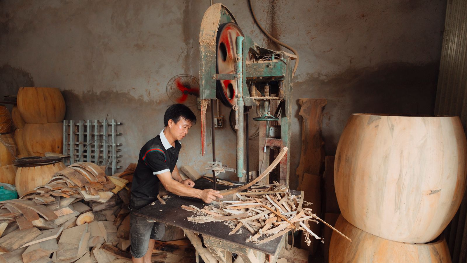 Un artesano trabaja una pieza de madera en un taller de carpintería.